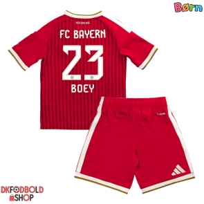 Bayern Munich Sacha Boey #23 Hjemmebanesæt Børn 2026-27 Kort ærmer (+ korte bukser)
